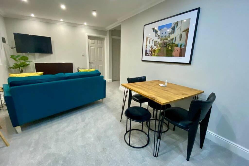 Stylish Two Bedroom Apartment Near Victoria Park 카디프 외부 사진